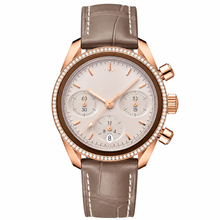 שעון Speedmaster בקוטר 38 מ״מ, זהב Sedna™ עם רצועת עור