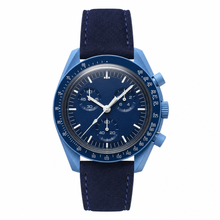 Blaues Uhrmodell mit Wildlederarmband
