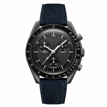 Uhr mit dunklem Zifferblatt und Stoffarmband